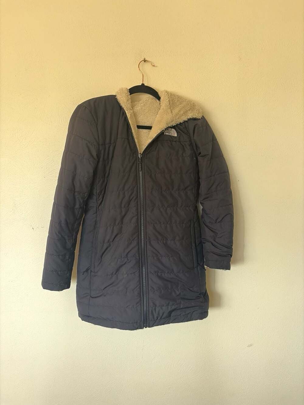 The North Face Women's Mossbud Insulated Reversible Parka Jacket in Black/Gravel